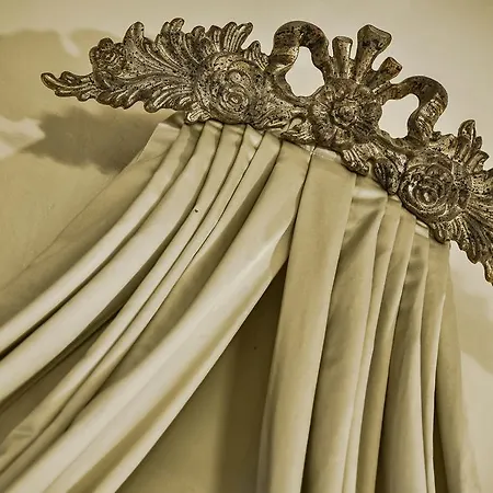 德波卡帕拉索科里比莎丽尼酒店 *